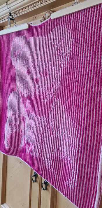 Gestern bin ich mit der Babydecke fertig geworden und es hat echt Spaß gemacht. Am Anfang musste ich mich etwas einfuchsen, aber dann geht es leicht von der Hand......!