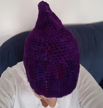 Hab mich an der Häkelanleitung orientiert, aber jede zweite Reihe abgemascht.
Aus Merino Wolle von Ullis Wollzauber (Facebook)