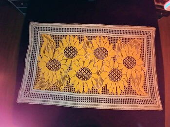 Es hat ewig gedauert, aber das Schmuckstück ist endlich fertig!
Ich habe zwei Farben verwendet und den inneren Teil in sonnenblumengelb gemacht, es leuchtet von weitem.
100 x 160 cm ist das Schätzchen groß, nun brauchen wir nur noch einen entsprechend großen Tisch.
Sehr gute Anleitung. Vielen Dank