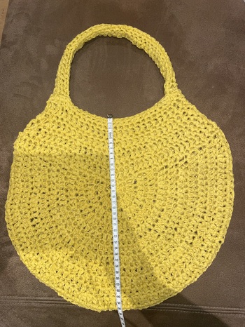 Schon drei Mal gemacht. Zwei davon mit dünnerem Garn und längerem Henkel als Handtasche. Diesmal mit Textilgarn und Häkelnadel 10mm, ohne Futter, als Shopper oder Einkaufsnetz. Das war ein ideales Projekt für den heutigen verregneten Sonntag.