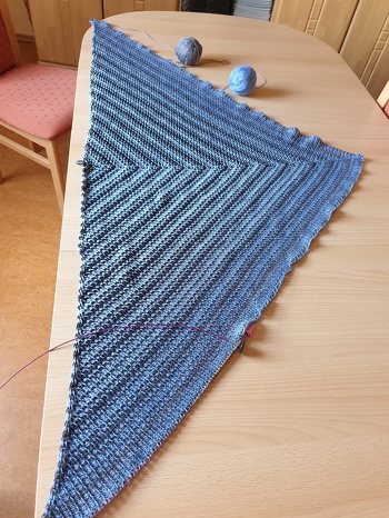 Mit 2x 800m 4fädigem Bobbel gehäkelt, wenn man das Muster erstmal verinnerlicht hat, ging es mit Notizen (in welcher Reihe man war) ganz gut vorwärts ;-)