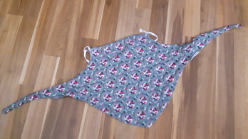 Ich habe das Halstuch doppelt gearbeitet, die Bindezipfel sind von Größe XL und die Länge des Tuches ist aber S. Ich mag nicht so lange Tücher. Man muss bei doppelt genäht nur aufpassen, dass die Gummibänder innen richtig liegen.