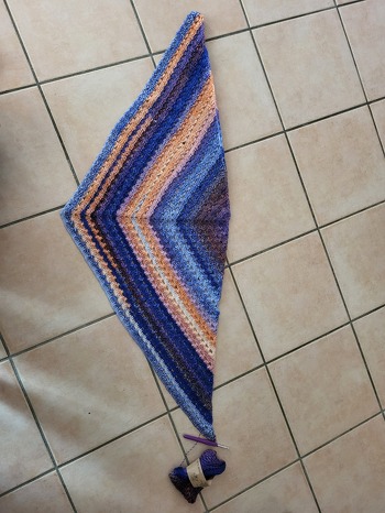 Einfach zu häkeln. Wunderschönes Ergebnis. 🧡
Hier ein Bild von Mittendrin. Das Tuch war so schnell weg, das konnte ich nicht mehr fotografieren.