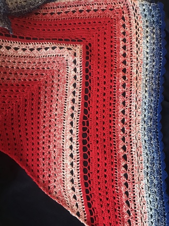 Danke für die Anleitung. So konnte ich wieder etwas dazu lernen. Es ist ein schönes Tuch geworden, wenn auch etwas anders…..