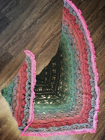 Dieses Projekt war mein erstes, ich bin Einsteigerin und hatte erst zwei Mützen gehäkelt, alles mit YouTube Tutorials.
Eine Häkelschrift war komplettes Neuland, aber ich hab schnell gelernt, wie praktisch und einfach alles geht.
Wenn das Stück größer wird, macht es Sinn, die Mitte zu markieren. Hab der Farbe zuliebe auch ein paar Reihen drangehängt und es damit größer gemacht.
Ansonsten bin ich gut mit der Anleitung zurechtgekommen und wirklich happy damit!