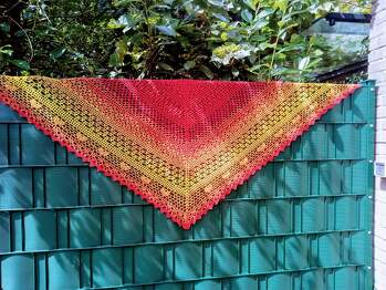 Schöne Anleitung, musste allerdings noch 5 Reihen 'dazwischenschieben', weil mein vermeintlicher 8ßßm-Bobbel einfach nicht weniger wurde. :)