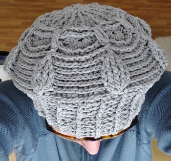 Ich bin begeistert! Das Häkeln hat sehr viel Spaß gemacht und das Ergebnis sieht einfach toll aus! Was ich mag ist auch, dass es eher wie gestrickt aussieht, auf jeden Fall richtig schön! Die Reliefstäbchen und die Büschelmaschen waren neu für mich, aber jetzt, wo ich sie kann, werde ich bestimmt noch mehr in der Richtung versuchen. Danke, Petra Perle!