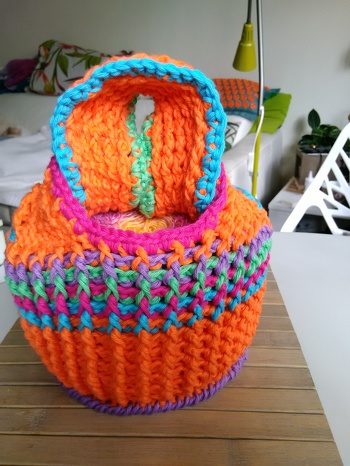 Hat Dank der tollen Anleitung sehr viel Spaß gemacht die Bobbeltasche zu häkeln!!
Jetzt ist mein Bobbel wollig umgarnt :)
Vielen lieben Dank an Petra Perle für die wundervolle Anleitung.