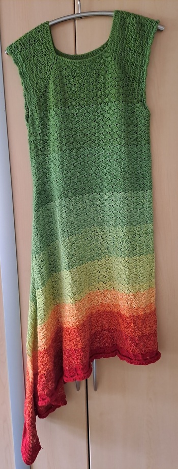 Aus 2000m 3fädigem Farbverlaufsgarn und der Nadelstärke 2,75, habe ich mir die Tunika als Kleid, in Gr. 38, gehäkelt.