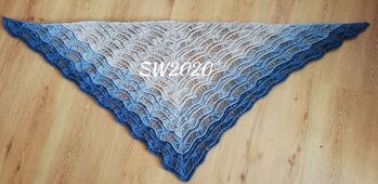 Ich habe 920m 3fädig verhäkelt und es hat an der Halskante 145cm 😃
Für mich eine absolut gute Größe ♥️