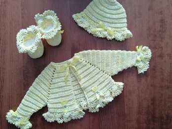 Die Garnitur ist doch noch recht hübsch geworden. Leider bin ich mit der Anleitung nicht gut zurecht gekommen. Die Schuhe musste ich mir selbst austüfteln, und die Röschen habe ich weder im Netz noch im örtlichen Einzelhandel bekommen.