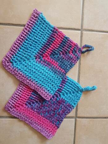 Die Anleitung ist prima, leicht nachzuhäkeln und macht Spaß - gerade zur Resteverwertung wie bei meinem Paar. Die Topflappen häkeln sich flott und sind ein schönes 