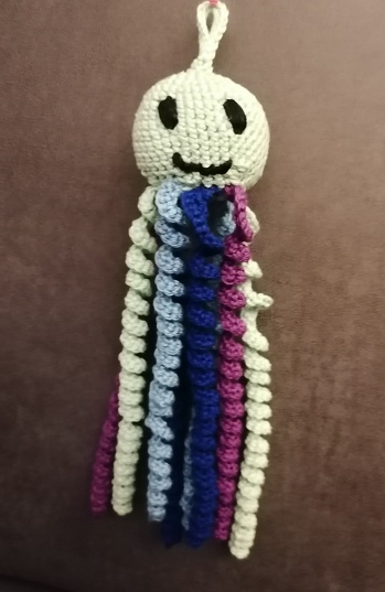 Ich habe den Kraken für meinen über 13 Wochen zu früh geborenen Enkel gehäkelt. Hier auf der Frühchen Station ist es normal solche Kraken zu den Frühchen zu legen da die Tentakel an die Nabelschnur erinnert und die Frühchen damit 