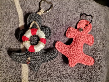 Die Anleitung ist super geschrieben und mit vielen Fotos klasse erklärt.
Ich habe meine Anker zwar als Schlüsselanhänger gearbeitet aber finde es ist ein schönes Ergebnis, dank der tollen Anleitung von NataschaWinzigklein! :)