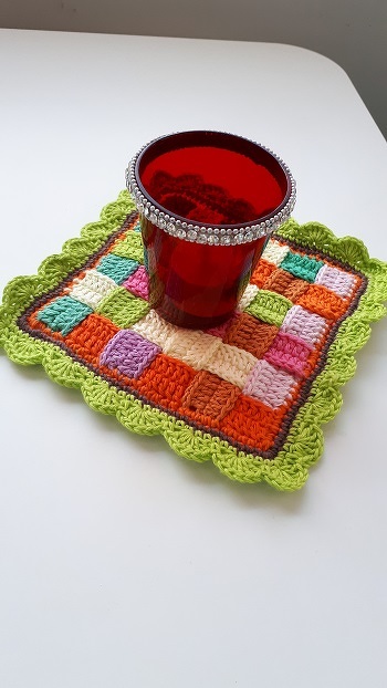 sehr schöne Anleitung, und super für Wollreste.
Habe die Kante nur minimal verändert. Das Häkelstück ist bei mir etwas kleiner geworden.