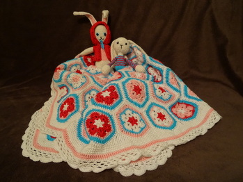 Tolle Decke! Super Beschreibung! Die Mitte der Sechsecke müssen gut vernäht werden, die gehn gerne auf.