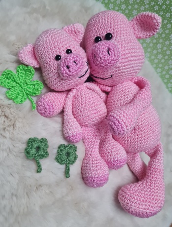 Tolle und gut beschriebene Anleitung.
Auf der Homepage von LaCritza findet ihr die kostenlose Anleitung des kleinen Schweins.