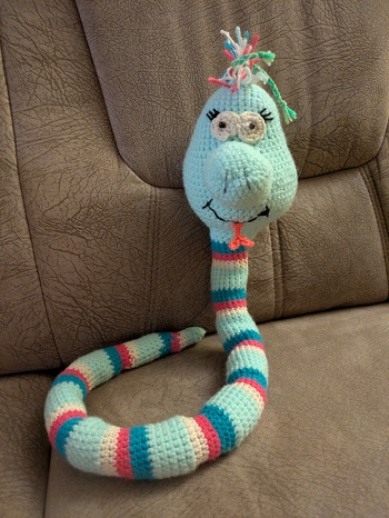 Durch die Gesamtlänge nicht so einfach.
Aber sehr knuffig.