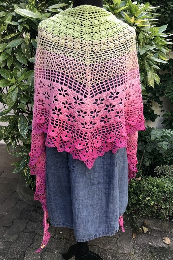 Vielen Dank Marlene, für dieses wunderschöne Tuch. Das Highlight sind die 3D Blümchen, die in einem Video leicht verständlich gezeigt werden. Die Anleitung ist sehr gut geschrieben, bei Unklarheiten ist die Facebook Gruppe fast rund um die Uhr zur Stelle.
Ich bin begeistert.