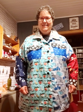 Das Woody-Hemd nach der Anleitung von First Lounge Berlin hat super gut geklappt, dabei dachte ich erst, viel zu kompliziert für mich Honk. Spontan wie ich bin hab ich mit den Stoffen losgelegt, die da waren. Ooops - aus 8 Resten zusammengesetzt - das ist schon etwas crazy...