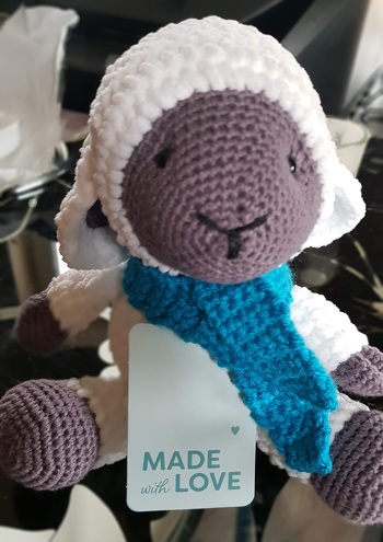 Dies ist mein erstes Amigurumi und ich bin so stolz. Habe Frieda nicht einen kleinen Schal verpasst.
Mit der passenden Anleitung und dem tollen Kontakt zur Autorin bei Instagram hat es so viel Spaß gemacht.
Wunderschönes Geschenk und ich werde sicherlich nicht mehr Schafe häkeln. Bin absolut verliebt.