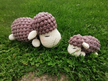 Ich habe inzwischen 5 Spieluhren gehäkelt und verschenkt und auch ein kleines Lamm dazu gemacht. Die Anleitung ist gut !#Spieluhr Schaf