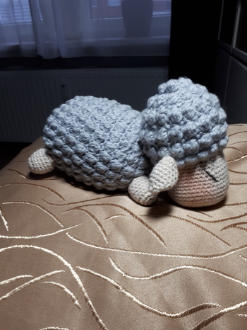 Etwas knifflig mit den Noppen und das annähen des Kopfes hat mich fast zur Verzweiflung gebracht 🙈aber bin dennoch zufrieden mit dem Ergebnis.
Autorin ist super😊👌👍