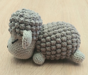 Hallo, die Anleitung war gut verständlich, habe mein fertiges Schäfchen verschenkt. Ich habe Schäfchen Frieda ausgewählt, weil es so süß aussieht und ich keine Sicherheitsaugen verwenden musste, da kann kein Kind etwas verschlucken.
LG