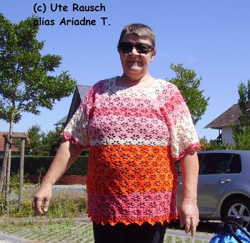 Die Anleitung ist klipp und klar formuliert, so dass sich für mich keinerlei Fragen ergaben und auch meine Änderungen wie Queensize und Ärmel waren überhaupt kein Problem....