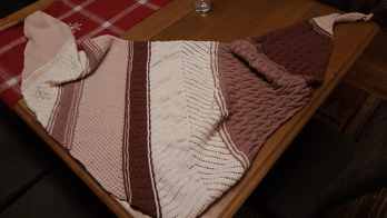 Sehr gute Strickanleitung. Ich wollte lieber ein Dreiecktuch, deshalb habe ich es dann mit anderen Mustern kombiniert. Da ich erst seit wieder nach mehr als 20 Jahren Strickpause wieder angefangen habe, fand ich die Erklärung zB, wie man zunimmt, sehr gut. Die Muster eignen sich auch für Strickanfänger.