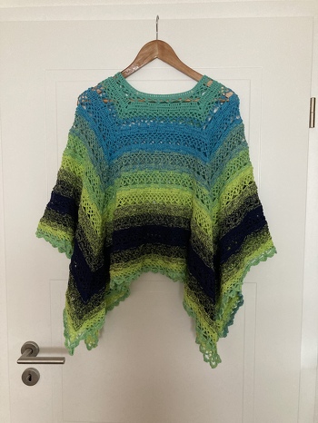 Toller Poncho. Habe den Ausschnitt etwas enger gehäkelt und einige Reihen mehr, als angegeben. Muster ist einfach umzusetzen. Trotzdem dauert es, bis man den Poncho fertig hat.