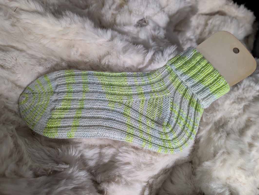 Strickanleitung Kuschelsocken "Cozy Ribs" - von der Spitze begonnen