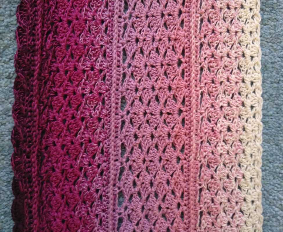 Crochet pattern scarf // v-shaped scarf // triangle shawl "Vinkel"