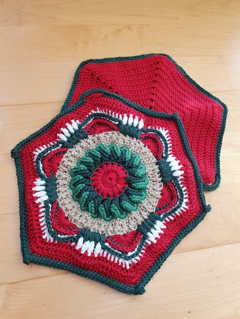 Die Anleitung ist super. Habe aus dem Granny ein paar Weihnachtstopflappen mit Rückseite gehäkelt. Hat riesig Spaß gemacht. Vielen Dank für ein wunderschönes Granny 😊