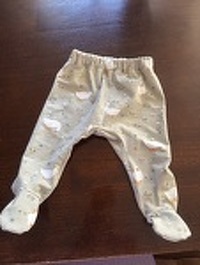 Diese Hose war schnell genäht. Die Füße sind etwas eng, bei der nächsten Hose werden ich versuchen zwischen Sohle und Fußrücken noch ein Zwischenteil einzusetzen. Oder einfach die Füße breiter, als angegeben, zuschneiden.
Als die Füße nicht mehr passten, habe ich die Füße abgeschnitten und ein Bündchen angenäht.
#Babyhose