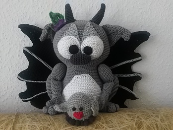 Darf ich vorstellen? Francesca Die Unperfekte und ihr Sidekick Trudi (eine Taube).
Eine absolut empfehlenswerte Anleitung für - wie mala-designs geschrieben hat - Häkler*innen mit Durchhaltevermögen. Reihe für Reihe wird ausführlich meist bebildert beschrieben. Der Schwanz fehlt jetzt noch, ich wollte das Bild aber schonmal reinstellen :-)
Die Taube ist nicht von mala-designs, aber auch auf crazypatterns zu finden.