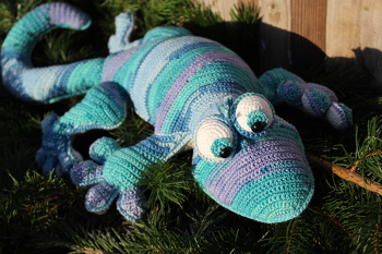 Diese Anleitung ist absolute klasse! Richtig super geschrieben, mit vielen Bildern sind alle Schritte prima erklärt!
Es hat riesen Spaß gemacht den Salamander zu häkeln! Er ist mein neuer Liebling!