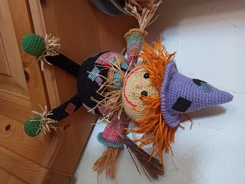 Das mit dem Kleben hat nicht ganz funktioniert. Habe deshalb alles festgenäht. Den Hosenbund habe ich eine Reihe nach oben verschoben. Gefällt mir so gut, dass ich sicher noch einige davon machen werde. Eignen sich sicher als Geschenk. War einfach zu häkeln, nur der Bast hat etwas Schwierigkeiten gemacht.