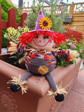 Mein Egon, die Vogelscheuche
Damit er besser sitzen kann, habe ich vorm Stopfen einen Pappdeckel reingelegt.
Die Anleitung ist schon etwas anspruchsvoll, aber wie man sieht, machbar.
Egon hat mir viel Spaß gemacht und wird bestimmt noch einen Kumpel bekommen