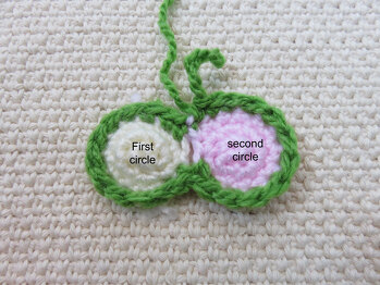 Das Foto zeigt, wie man zwei Kreise miteinander verbindet. Für den ersten Kreis habe ich Creme verwendet und für den zweiten Kreis Rosa. Danach habe ich für die Runde, in der beide Kreise zusammengehäkelt werden, auf Grün gewechselt.
Das Zusammenhäkeln des kleinen und des großen Herzens funktioniert auf die gleiche Weise. Bitte schau dir mein kostenloses kleines Herz‑Muster mit Video auf meinem Blog an, um zu sehen, wie man die zwei Kreise miteinander verbindet.
https://www.amigurumi.one/2011/01/free-heart-crochet-pattern-for-valentine.html
www.youtube.com/watch?app=desktop&v=tsBe3lwCpQM