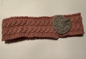 Ich habe dieses Stirnband für einen neuen Erdenmenschen aus meiner Familie gestrickt. Das kleine Zopfmuster ist leicht zu stricken und gefällt mir sehr gut.