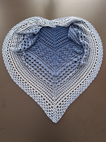 Sehr gut verständliche Anleitung. Vielen Dank für die gratis-Bereitstellung. Habe dieses Tuch aus einem Woolly Hugs Bobbel Cotton Farbe 029 gehäkelt. Leider reichte der mit 800 m nicht ganz und ich musste noch einen Bobbel nachkaufen, von dem ich nur noch ca. 80 m brauchte. Aber die Farben finde ich schön so.