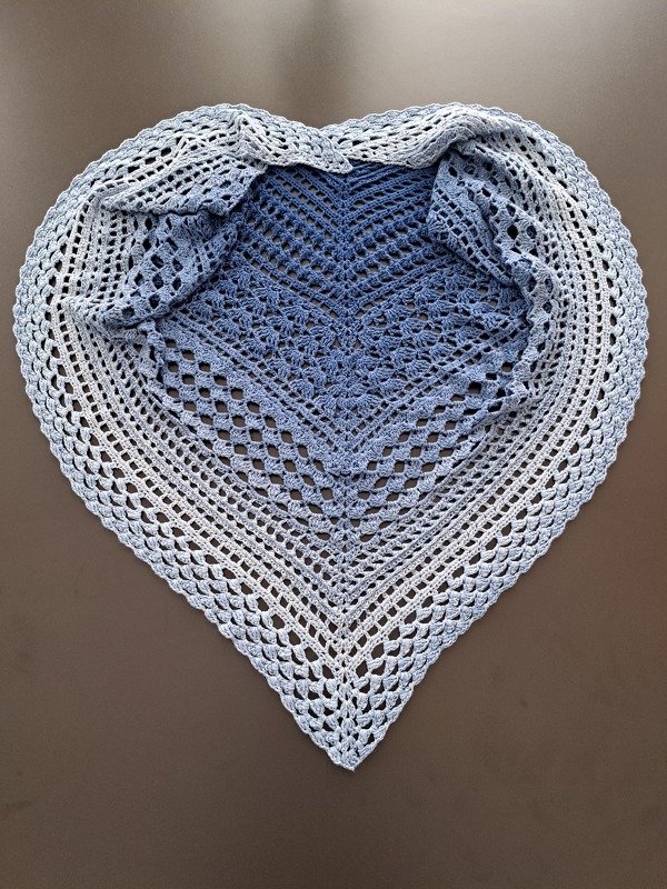 kostenlose Häkelanleitung Tilgreina Dreiecktuch im Mustermix