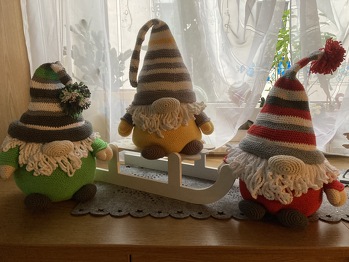 Der rote und der grüne Wichtel haben bereits ihr neues Zuhause bei meinen Kindern/Enkelkindern bezogen.
Den gelbe bleibt bei uns.