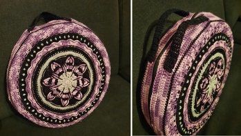 Ich habe diese Anleitung für mich umgewandelt und eine Tasche für meine Rahmentrommel angefertigt. Ich habe mit einer 3,0 Nadel gearbeitet und meine Wollreste verarbeitet. Zum Hauptteil besteht die Tasche aus Baumwollgarn mit einer Lauflänge von 100m auf 50 g. Der Durchmesser beträgt 40 cm. Herzlichen Dank für diese tolle Anleitung. Es hat sehr viel Spaß gemacht nach ihr zu häkeln.