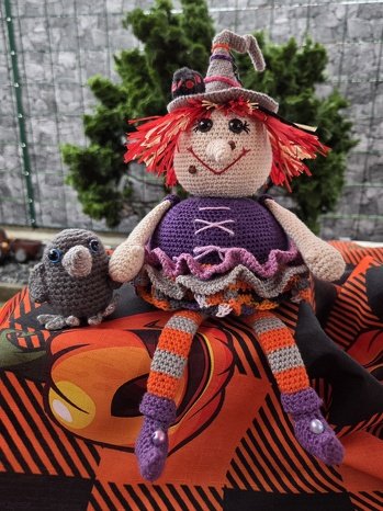 Halloween ist Hexenzeit 😊
Meine kleine freundliche Hexe Pummel liebt diese Jahreszeit. Die Arbeit daran hat viel Spaß gemacht. Jetzt sitzt Pummel auf der Fensterbank und bestimmt auch noch nach Halloween...