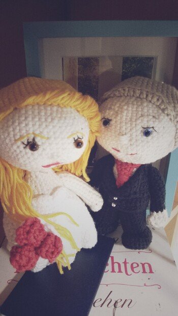 Ich bin soooo froh deine Anleitung gefunden zu haben. Das wird ein sehr schönes Hochzeitsgeschenk für meine Freundin, die mir das Häkeln beigebracht hat.
Vielen Dank! :D