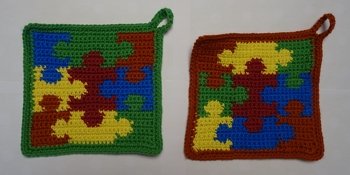 Die Anleitung ist ausführlich und leicht verständlich. Allerdings habe ich ein dickeres Garn genommen und die Fäden mit eingehäkelt. So wurden die Topflappen nicht zu klein und hinten musste kein Stoff angenäht werden. Ich bin sehr zufrieden mit der Anleitung und mit meinem Ergebnis.