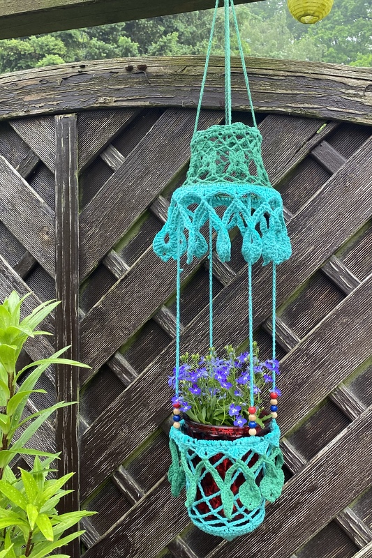 Häkelanleitung Blumenampel – Makramee-Stil für deine Pflanzenlieblinge