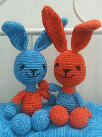 Hey Steph, hier meine Karnickel Brothers, die ich für die Zwillinge von Bekannten gehäkelt habe. Wie immer war Deine Anleitung sehr detailliert und leicht verständlich. Auch das Sticken des Gesichts war nach Deinen Tipps ganz leicht. Ich gab die Jungs etwas verkleinert (jeweils die letzte Zunahme ausgelassen). Arme und Beine habe ich in der Größe gelassen. Liebe Grüße! Sandy